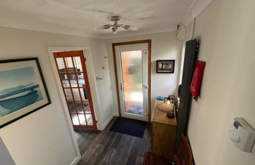 Superb Comfy 2 Bed House, Responsive & Caring Hosts Free WiFi & Parking, Close to MK Centre, Train Station, Santander, Network Rail by Webbhill Stays - Foto 8