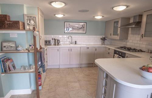 Waterfront Boathouse - Drift Cottage - Foto 15