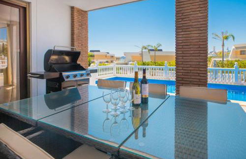 Dream beach-side villa with sea views & close to golf - Photo 42