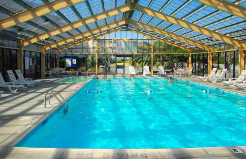 First-Floor Condo Steps from the Beach with Shared Pools, Hot Tub, Game Room - Foto 15