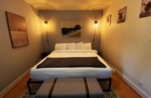 Cozy King Bed Cabin Fireplace - Photo 2