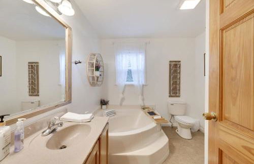 Secluded Retreat near Ski Resorts, Hot Tub, BBQ - Foto 59