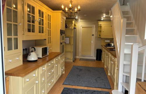 The Corner House, 36, Broadway Road, - Foto 3