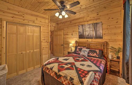 Updated Manistique Log Cabin, Yard and Fire Pit - Foto 16