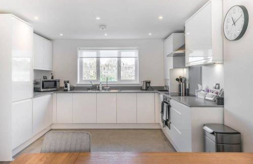 Beach Mews - Modern townhouse with patio and private parking - Photo 8