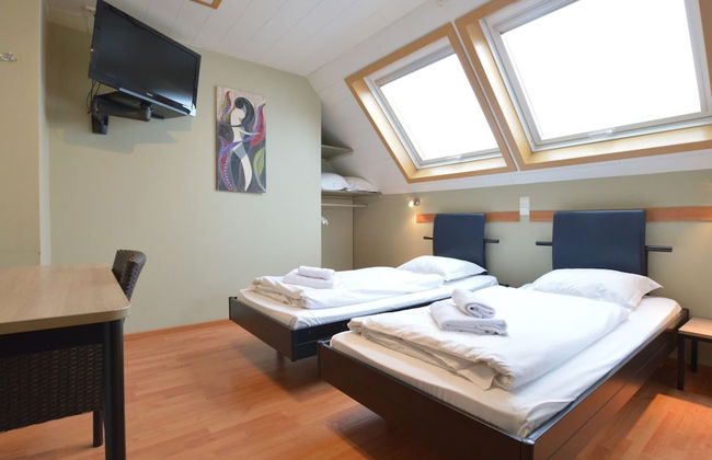 Spacious Home With Garden - Photo 3