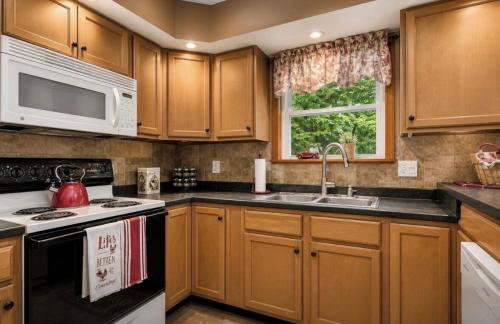 WOW!! Ultimate Pocono Retreat Hot Tub, Game Room, Fire Pit, Near Lakes & Hiking! - Foto 13