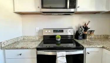 Gated 2BR Condo I 5 min Uptown - Foto 5, minibar