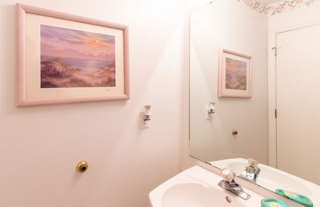 3 Bedroom Home With Private Screened Pool With Rock Waterfall Feature and Gameroom by Florida Dream Homes - Foto 28