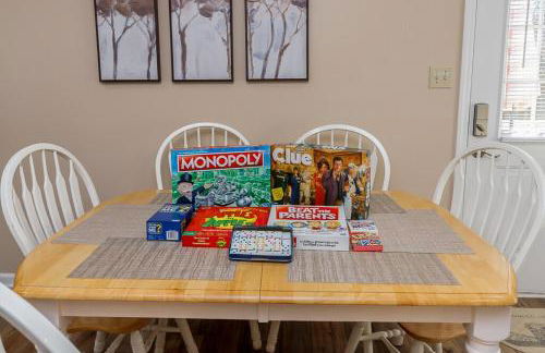 3-Bedroom Home with King Bed, Smart TVs & Fenced Yard - Foto 8