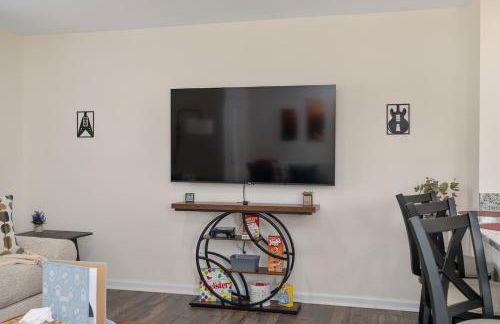 Stylish 3BR Getaway across Bristol Speedway - Foto 35