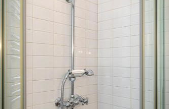 YD Bright 2-Bedroom Retreat with Elevator - Photo 20