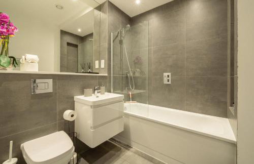 New! Modern Elegant 2-Bed Apartment, free parking - Photo 6