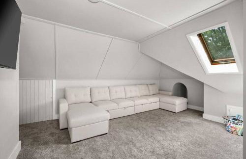 Historic Manor with 8 BDRMS 9 BATHS & 3 Kitchens - Foto 25