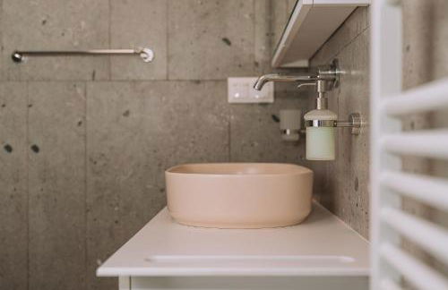 Bright & Contemporary Home with Balcony in Vibrant Piraeus - Foto 12