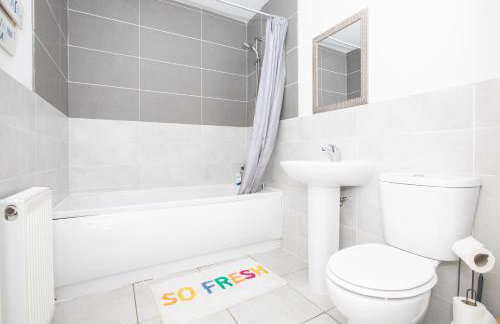 Spacious 4BR Home in Manchester with Parking & Wi-Fi - Foto 10