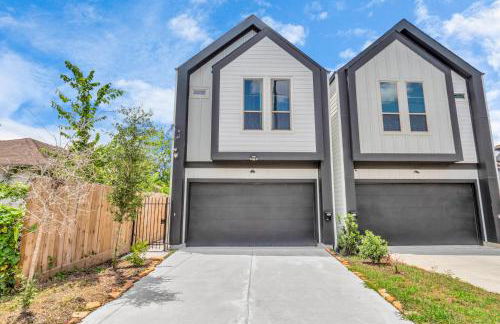 Tranquil Downtown Escape with Backyard - Photo 68