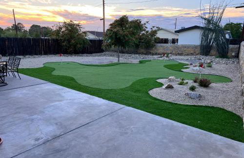 Modern Mini Golf Oasis - Foto 62