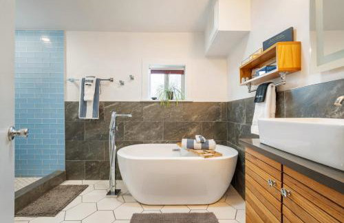 Charming City Home with Patio Fire Pit & Record Player-Family Friendly - Foto 4