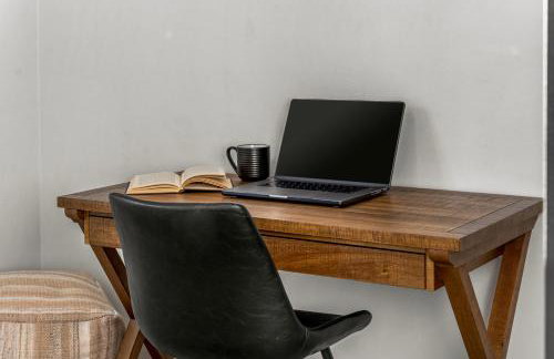 Cozy Riverfront Cabin with Fireplace & Deck - Foto 35