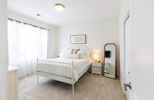 Uptown Bright & Modern Apt - Steps to Lake, Train, Amazing Food & Free Parking - Photo 17