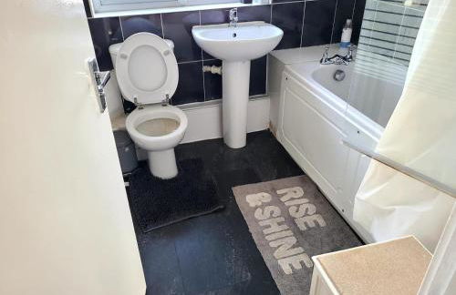 Cosy & Spacious 3Bed Apt on High Street Wi-Fi - Photo 7