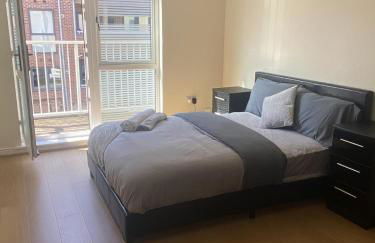 4 Bed House - Sleeps 8 - Wifi - Parking - Foto 1