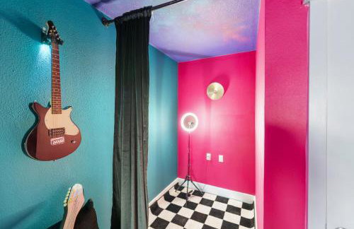 Pink Pony Villa - Waterfront Escape with Pool & Themed Rooms - Foto 24