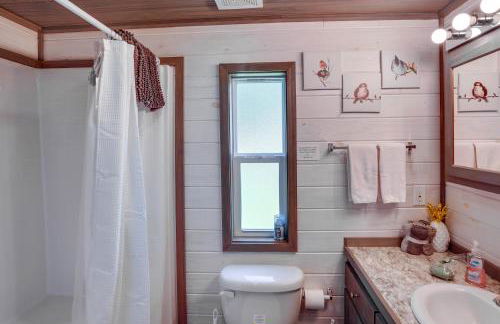 Mayfield Tiny Home with Porch, Walk to Beaches! - Foto 14