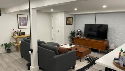 Stylish English Basement Perfect for Long Stays - Foto 5