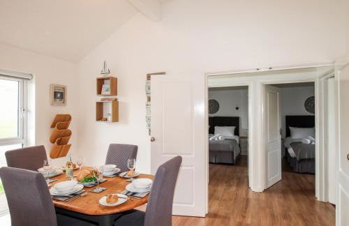 Beside the Sea - Photo 8