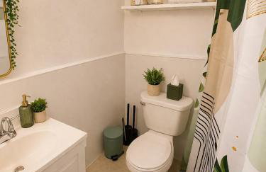 Flatiron Bright 1BR, Top Floor Walk-Up - Photo 2