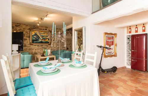 Steps from the Port! Chic 2-Bed in the Heart of Saint-Tropez - Photo 6