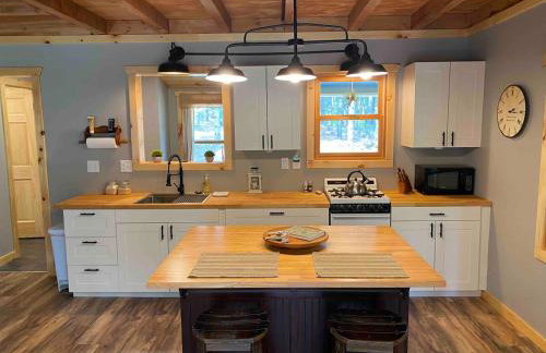 Cabin in the woods with fire pit and porch - Foto 42