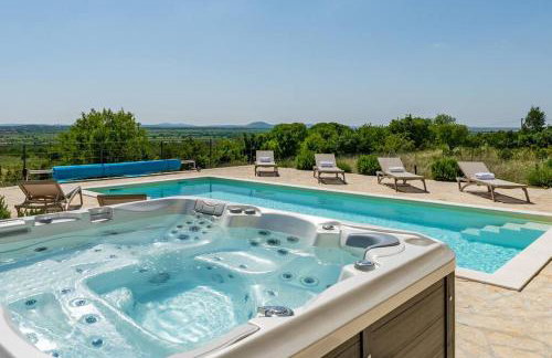Luxury Spa Villa w Heated Pool, Jacuzzi & Sauna - Photo 8