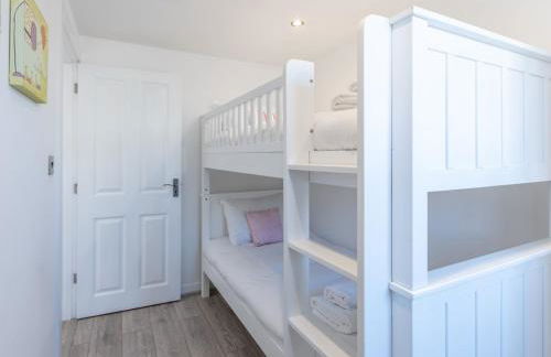 4-Bedroom Seafront House in Southend Sea Views - Pass the Keys - Foto 36