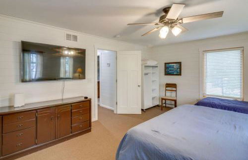 Rustic Lakefront Cabin with Dock and Fire Pit - Foto 17