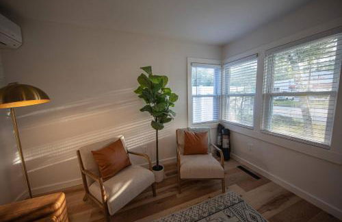 Centrally Located Cozy Modern Home in Bethel - Foto 38