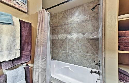 Cabin with Beach Access, Sport Court, Hot Tub and View - Foto 19