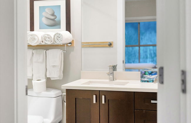 3BR Lakeside Penthouse Retreat - Photo 37