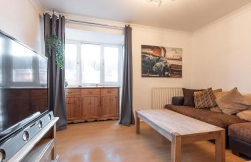 BEST PRICE! LARGE HOME - SMART TV - COMFY BEDS - GARDEN - 4 Single Beds or 2 Doubles! SLEEPS UP TO 4 GUESTS!! - Photo 5