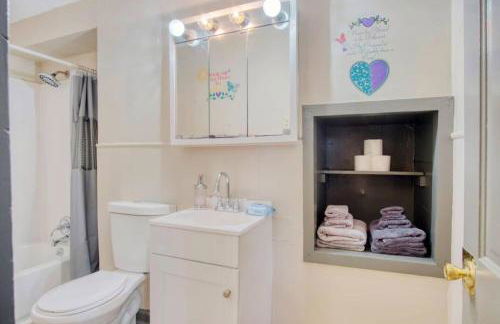 Cozy Windsor Park Stay 1BR1BA Workspace - Foto 12