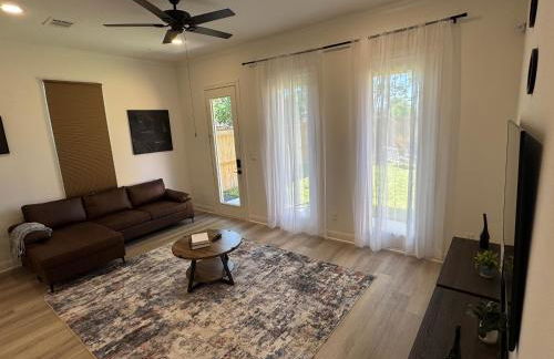 Modern 2 Bedroom All-En-Suite Near Downtown with EV Socket - Photo 5