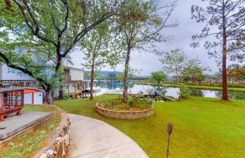 Wonderful Lakefront Home with Yard, Water Views, Central AC, WiFi, Private W/D - Foto 3