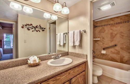 South Lake Tahoe Resort - Steps to Beach & Close to Heavenly - Foto 25