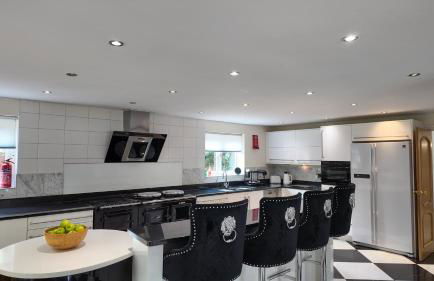 Stratford-upon-Avon 4BR Family Mansion on 1 acre with Pool, Gym & BBQ! - Foto 44