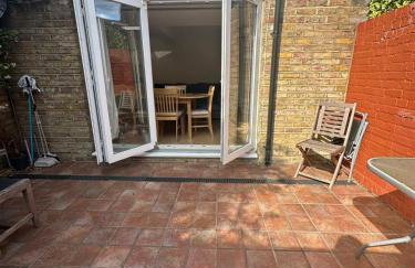 Charming Garden Apartment - Photo 11
