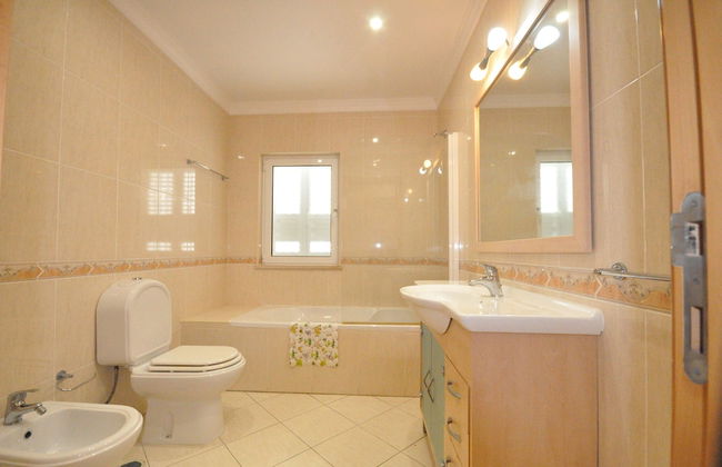 6 Bedrooms, Walking Distance to Amenities, Private Pool, Free AC and Wifi - Foto 12