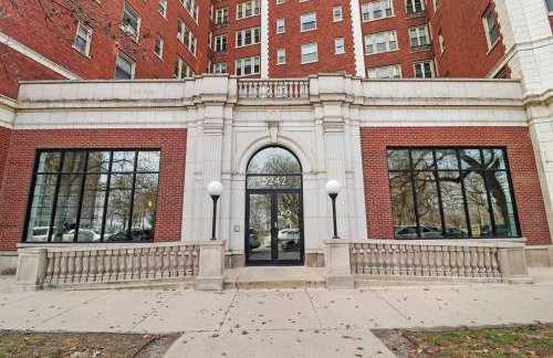 Sleek 1-Bedroom Apt in Chicago - East Park Tower 0610 rep - Photo 2