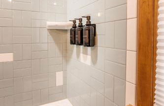 Family Retreat with Hot Tub, Game Room & Prime Location - Foto 23